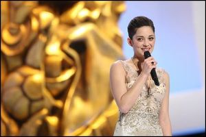 Marion-Cotillard-ouvre-la-35eme-Ceremonie-des-Cesar_reference